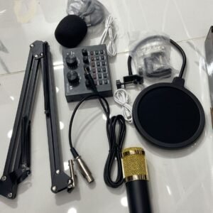 • طقم احترافي متكامل للبودكاست (ميكروفون , كارت صوت خارجي, كابلات التوصيل, حامل للمايكروفون)