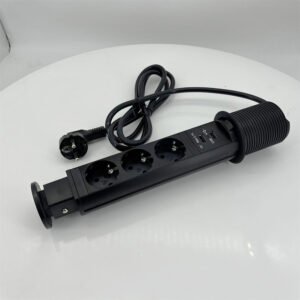 • شريط طاقة قابل للسحب مع محطات شحن USB